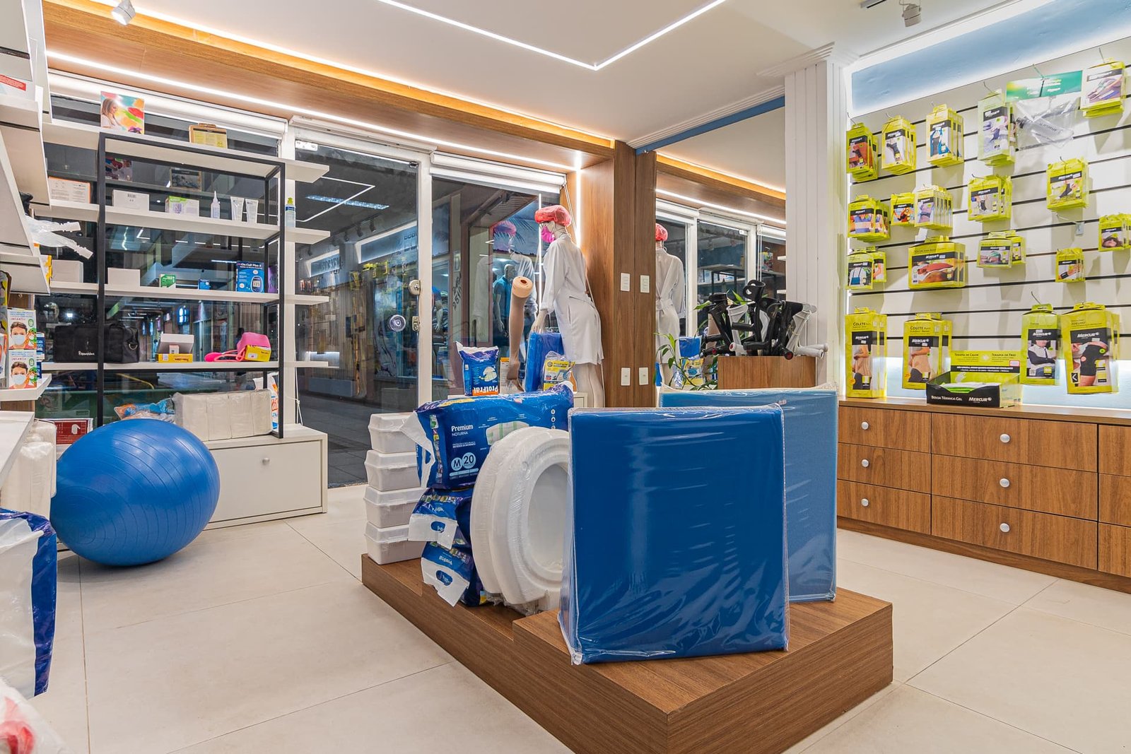 Interior da Loja Multimedical com produtos médicos e ortopédicos organizados